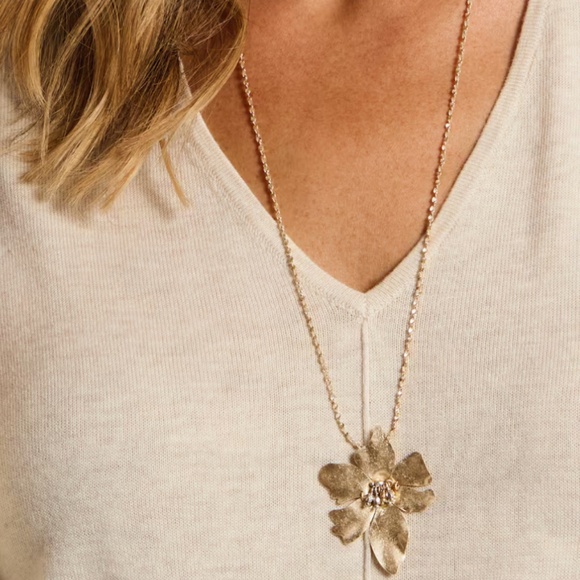 J. Jill NEW VERY PRETTY GOLDTONE FLOWER PENDANT NWT - Picture 2 of 6